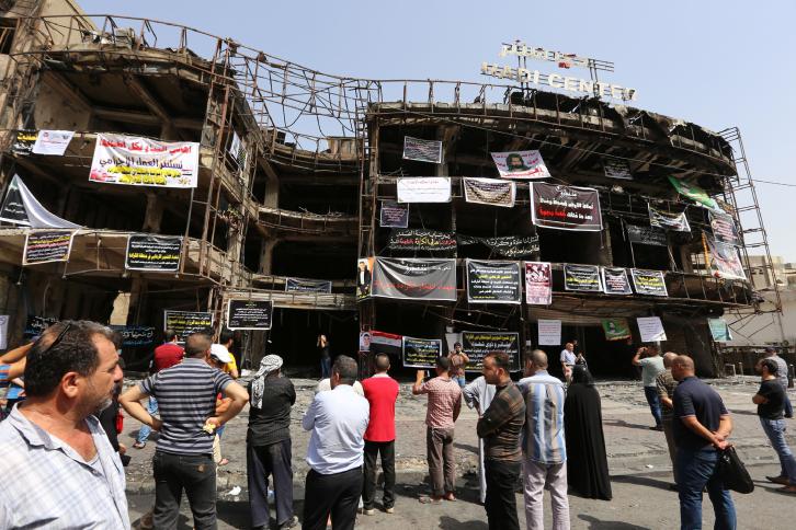متظاهرون في بغداد يطالبون بتحقيق دولي في تفجير “الكرادة”