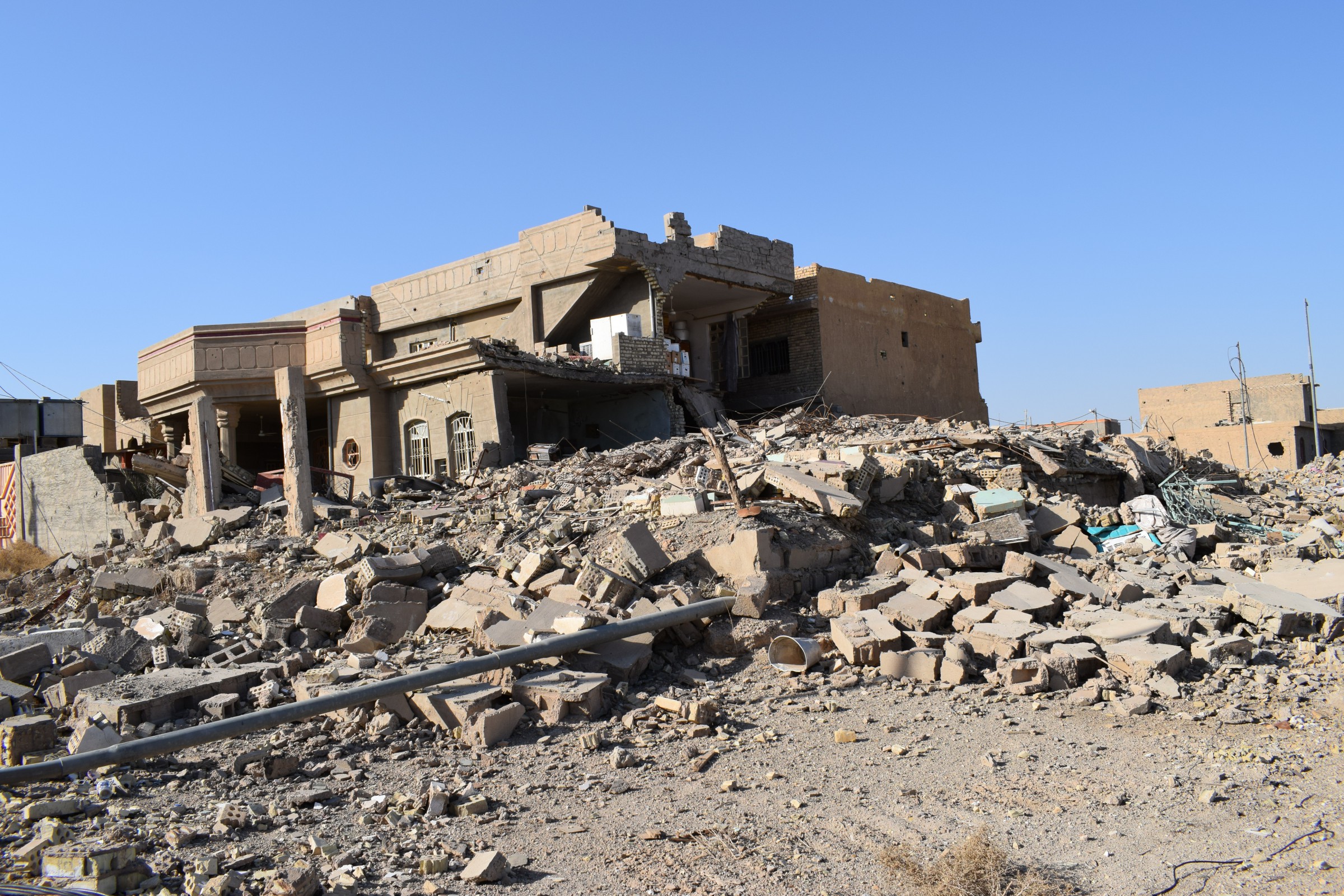 الأنبار تناشد المنظمات الدولية إعادة إعمار 100 دار واطئة الكلفة دمرها “داعش”
