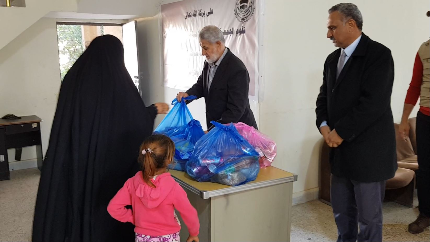 الفلوجة… الجمعية الخيرية الإسلامية توزع مساعدات اغاثية على المتعففين بالمدينة
