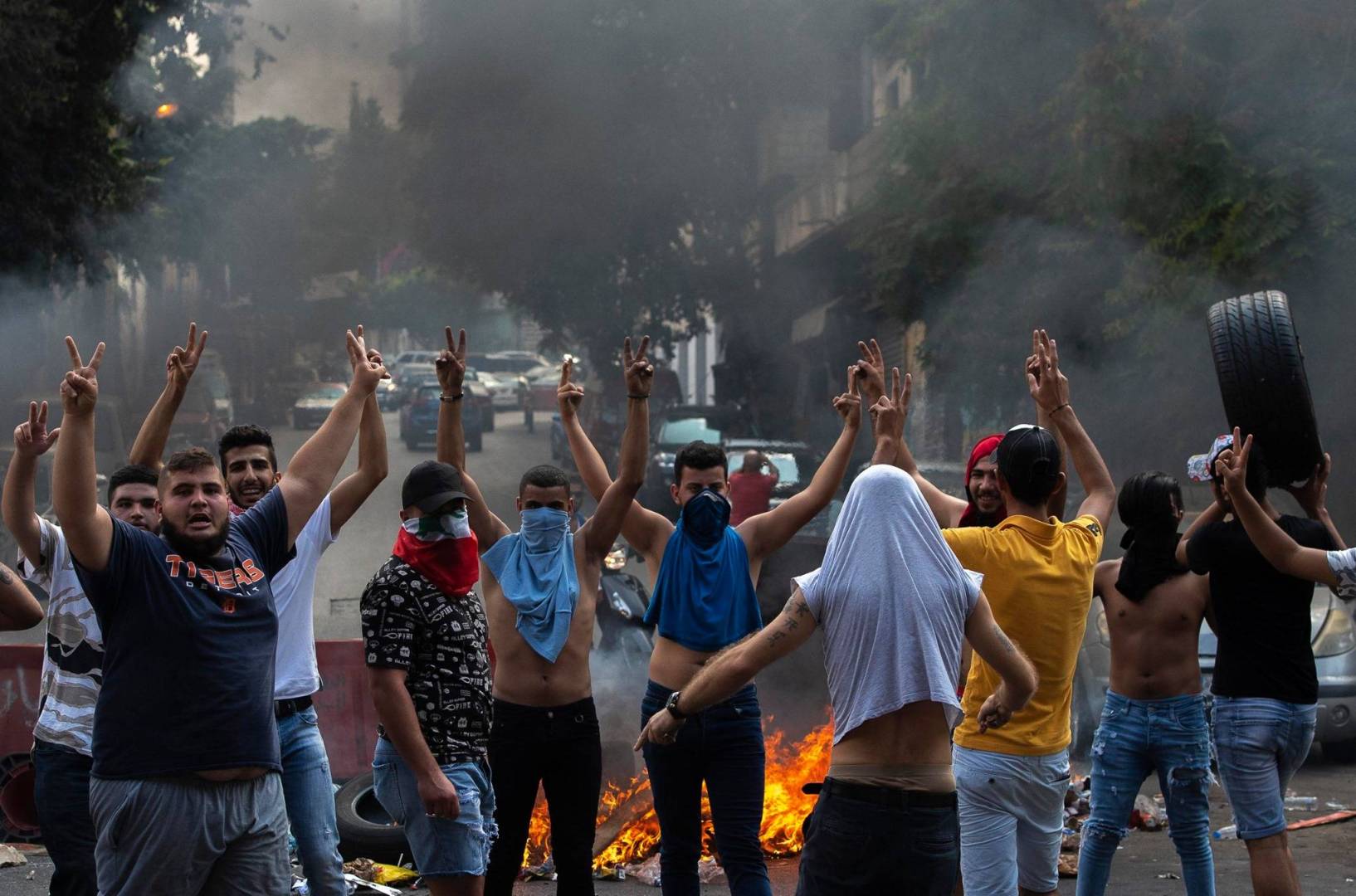 بيروت.. ارتفاع مصابي المواجهات بين المحتجين والأمن إلى 90