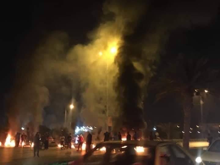 متظاهرون يقطعون طريق بغداد ذي قار واخرون يحرقون الاطارات على طريق مطار النجف