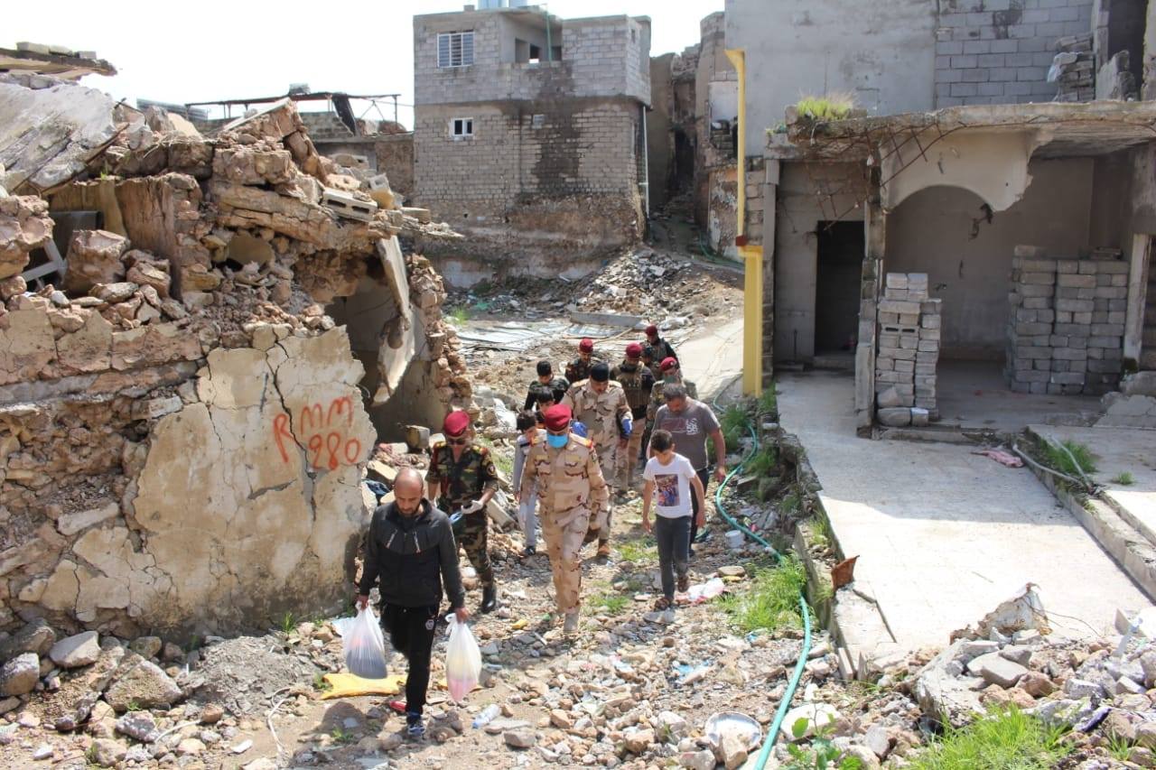 عمليات نينوى توزع 250 سلة غذائية على العوائل المتعففة في الموصل