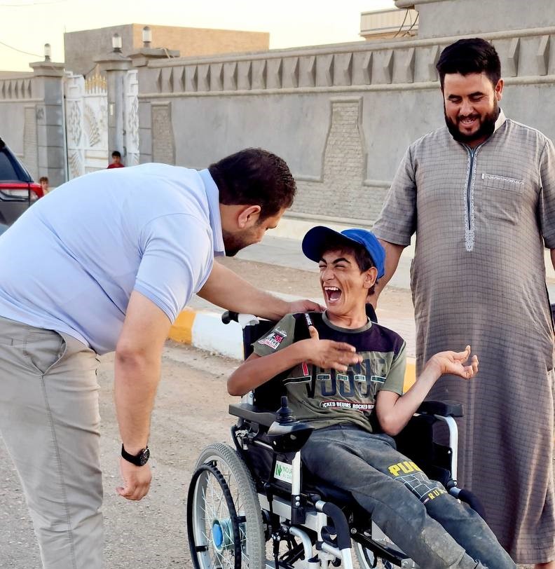 سليمان الكبيسي يوزع 30 كرسياُ بتقنيات حديثة لـ ذوي الاحتياجات الخاصة بالأنبار
